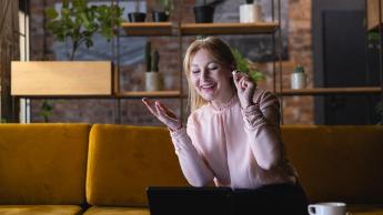 Akademia zarządzania zmianą i strategią | Studia podyplomowe w Chorzowie | Uniwersytet WSB Merito Chorzów: uczestniczka studiów podyplomowych aktywnie uczestnicząca w zajęciach online