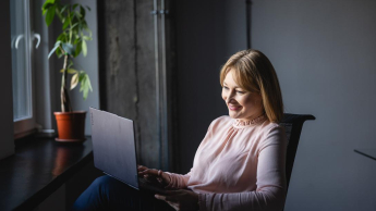 Zarządzanie zasobami ludzkimi - specjalista HR | Studia podyplomowe w Chorzowie | Uniwersytet WSB Merito Chorzów: uczestniczka studiów podyplomowych uczestnicząca w zajęciach online