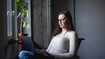 Informatyka | Studia I stopnia w Chorzowie | Uniwersytet WSB Merito Chorzów: uczestniczka studiów podyplomowych uczestnicząca w zajęciach online