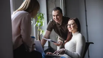 Tester oprogramowania | Studia I stopnia w Chorzowie | Uniwersytet WSB Merito Chorzów: uczestnicy studiów podyplomowych rozmawiający o projekcie