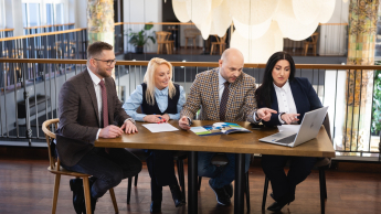 MBA Zarządzanie w podmiotach leczniczych | Studia MBA w Chorzowie | Uniwersytet WSB Merito Chorzów: Uczestnicy MBA pracują wspólnie przy stole- Uniwersytet WSB Merito Chorzów