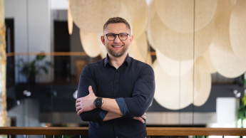 MBA Zarządzanie w podmiotach leczniczych | Studia MBA w Chorzowie | Uniwersytet WSB Merito Chorzów: Uczestnik MBA pozujuje uśmiechnięty do zdjęcia- Uniwersytet WSB Merito Chorzów