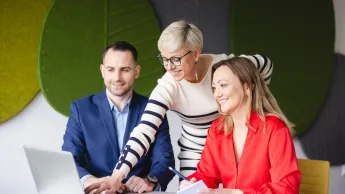 Zaawansowane systemy baz danych - dla inżynierów | Studia II stopnia w Chorzowie | Uniwersytet WSB Merito Chorzów: Uczestnicy studiów podyplomowych pracujący nad projektem