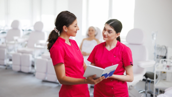 Wizaż i stylizacja | Studia I stopnia w Chorzowie | Uniwersytet WSB Merito Chorzów: studentki kosmetologii