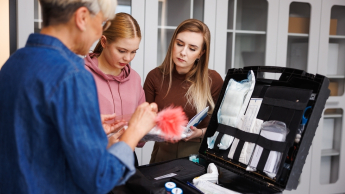 Kryminologia z elementami kryminalistyki | Studia I stopnia w Chorzowie | Uniwersytet WSB Merito Chorzów: praca przy sprzęcie kryminalistycznym