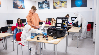 Bezpieczeństwo narodowe | Studia I stopnia w Chorzowie | Uniwersytet WSB Merito Chorzów: praca przy sprzęcie kryminalistycznym