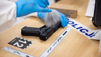 Służby mundurowe i specjalne | Studia I stopnia w Chorzowie | Uniwersytet WSB Merito Chorzów: praca przy sprzęcie kryminalistycznym