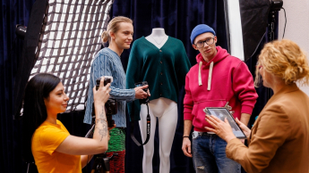 studenci fotografują