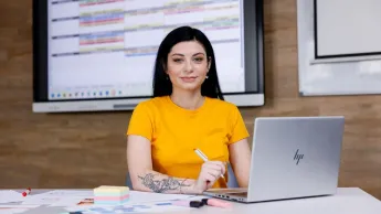 Human Resource Management | Studia I stopnia w Chorzowie | Uniwersytet WSB Merito Chorzów: studentka przy laptopie