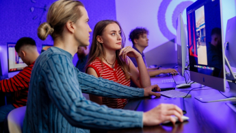 Multimedia i grafika komputerowa | Studia I stopnia w Chorzowie | Uniwersytet WSB Merito Chorzów: studenci podczas ćwiczeń z grafiki komputerowej