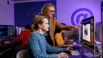 Cyberbezpieczeństwo | Studia I stopnia w Chorzowie | Uniwersytet WSB Merito Chorzów: studenci podczas ćwiczeń z grafiki komputerowej