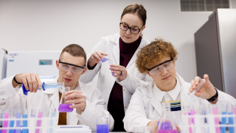 Ekokosmetyka | Studia I stopnia w Chorzowie | Uniwersytet WSB Merito Chorzów: studenci przygotowujący preparaty w laboratorium