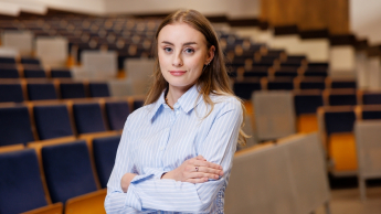 Zarządzanie inwestycjami budowlanymi | Studia I stopnia w Chorzowie | Uniwersytet WSB Merito Chorzów: studentka na auli