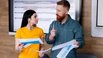 Marketing i sprzedaż | Studia II stopnia w Chorzowie | Uniwersytet WSB Merito Chorzów: student i studentka podczas wykonywania projektu