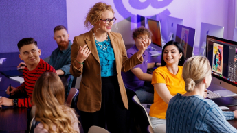 Animacja i grafika do gier | Studia I stopnia w Chorzowie | Uniwersytet WSB Merito Chorzów: studenci podczas ćwiczeń z grafiki komputerowej