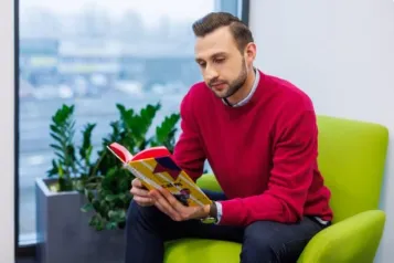 Strefa studenta | Uniwersytet WSB Merito Chorzów: student z książką