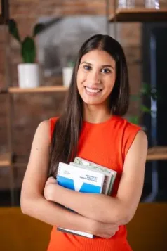 Samorząd studencki | Uniwersytet WSB Merito Chorzów: studentka z książkami