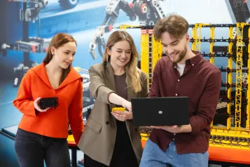 Maturzyści | Uniwersytet WSB Merito Chorzów: Dwie dziewczyny i chłopak patrzą w laptop