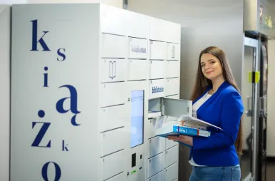 Biblioteka | Uniwersytet WSB Merito Chorzów: studentka przy książkomacie