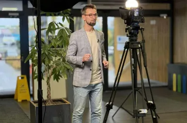 „Praktycznie w minutę!”. Wiedza, którą wykorzystasz od razu | Uniwersytet WSB Merito Chorzów: nagrywki projetu Praktyczni w minutę