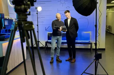 „Praktycznie w minutę!”. Wiedza, którą wykorzystasz od razu | Uniwersytet WSB Merito Chorzów: nagrywki projetu Praktyczni w minutę