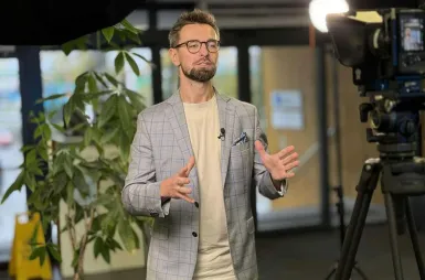 „Praktycznie w minutę!”. Wiedza, którą wykorzystasz od razu | Uniwersytet WSB Merito Chorzów: nagrywki projetu Praktyczni w minutę