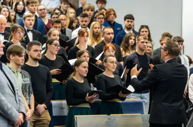 Inauguracja Roku Akademickiego 2026/2027 w Uniwersytecie WSB Merito Chorzów | Aktualności | Uniwersytet WSB Merito Chorzów: chór