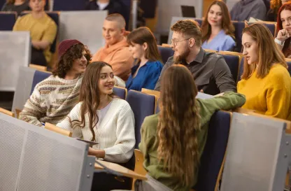 Aktualności | Uniwersytet WSB Merito Chorzów: studenci siedzą w auli wykładowej 