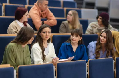 Aktualności | Uniwersytet WSB Merito Chorzów: studenci uczący się na auli wykładowej