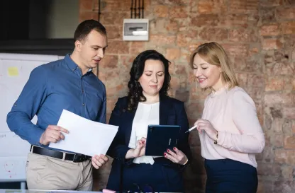 Aktualności | Uniwersytet WSB Merito Chorzów: uczestnicy studiów podyplomowych pracujący nad koncepcją projektu