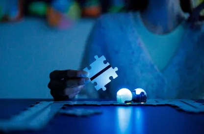 Aktualności | Uniwersytet WSB Merito Chorzów: układanie puzzli z światłem neonowym