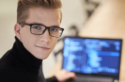 Aktualności | Uniwersytet WSB Merito Chorzów: student przy laptopie