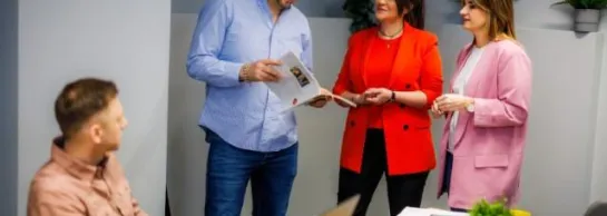 Dział Współpracy z Zagranicą | Uniwersytet WSB Merito Chorzów: studenci omawiający projekt 