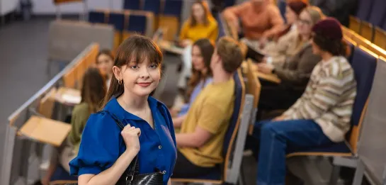 Studia jednolite magisterskie w Chorzowie | Uniwersytet WSB Merito Chorzów: studentka stojąca na auli wykładowej