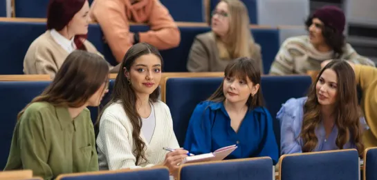 Studia II stopnia w Chorzowie | Uniwersytet WSB Merito Chorzów: studenci uczący się na auli wykładowej