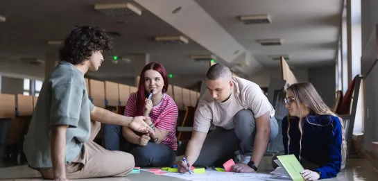 Studia II stopnia z podyplomowymi w Chorzowie | Uniwersytet WSB Merito Chorzów: studenci pracujący nad projektem w auli wykładowej