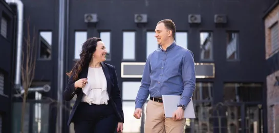 Studia podyplomowe w Chorzowie | Uniwersytet WSB Merito Chorzów: uczestnicy studiów podyplomowych konsultujący projekt