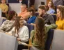 Studia hybrydowe popołudniowe – studiuj ze zniżką 2500 zł | Aktualności | Uniwersytet WSB Merito Chorzów: studenci siedzą w auli wykładowej 