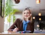 7. Botaniczna Scena Premier | Aktualności | Uniwersytet WSB Merito Chorzów: notująca studentka
