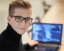 Studia hybrydowe popołudniowe – studiuj ze zniżką 2380 zł | Aktualności | Uniwersytet WSB Merito Chorzów: student przy laptopie