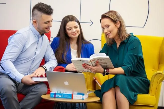 Finanse małych i średnich przedsiębiorstw | Studia I stopnia w Chorzowie | Uniwersytet WSB Merito Chorzów: studenci omawiający 