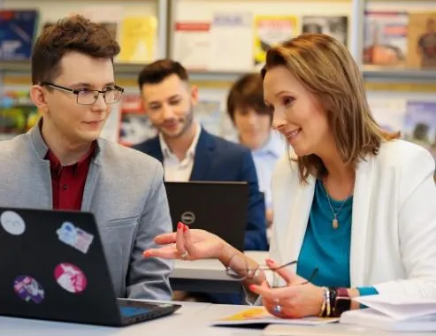 Centrum Badań i Komercjalizacji | Uniwersytet WSB Merito Chorzów: studenci w bibliotece
