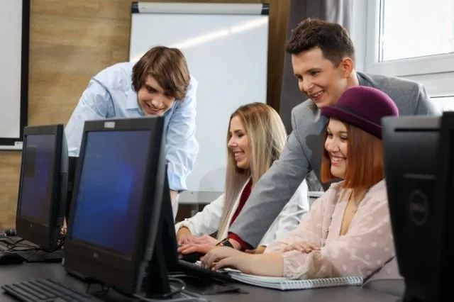 Informatyka | Studia II stopnia w Chorzowie | Uniwersytet WSB Merito Chorzów: studenci w sali komputerowej