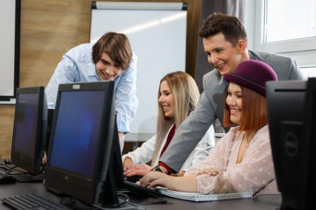 Informatyka | Studia II stopnia w Chorzowie | Uniwersytet WSB Merito Chorzów: studenci w sali komputerowej