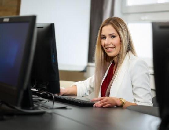 Administrator baz danych | Studia I stopnia w Chorzowie | Uniwersytet WSB Merito Chorzów: student siedzący przy komputerze