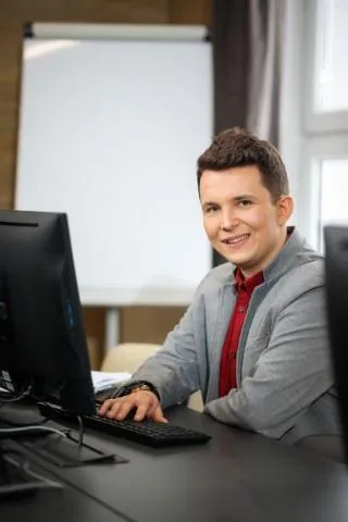 Finanse małych i średnich przedsiębiorstw | Studia I stopnia w Chorzowie | Uniwersytet WSB Merito Chorzów: student siedzący przy komputerze