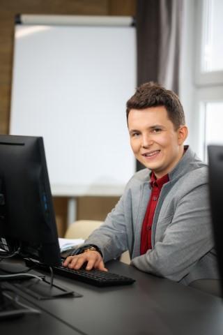 Finanse małych i średnich przedsiębiorstw | Studia I stopnia w Chorzowie | Uniwersytet WSB Merito Chorzów: student siedzący przy komputerze