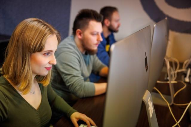 Informatyka | Studia II stopnia w Chorzowie | Uniwersytet WSB Merito Chorzów: student siedzący przy komputerze