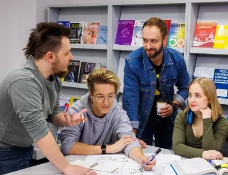 Psychologia w HR | Studia I stopnia w Chorzowie | Uniwersytet WSB Merito Chorzów: studenci w bibliotece