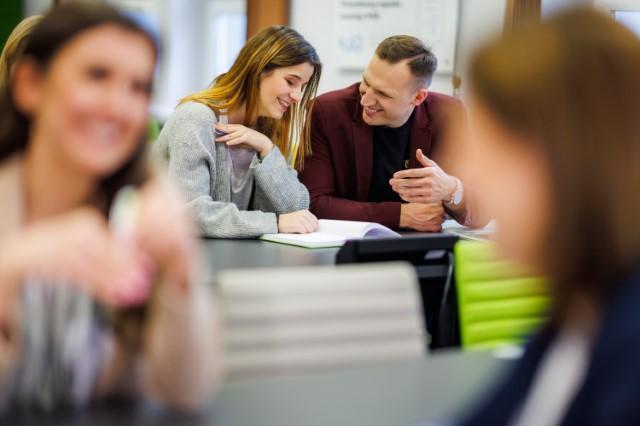 Zarządzanie sprzedażą | Studia I stopnia w Chorzowie | Uniwersytet WSB Merito Chorzów: studenci w sali 